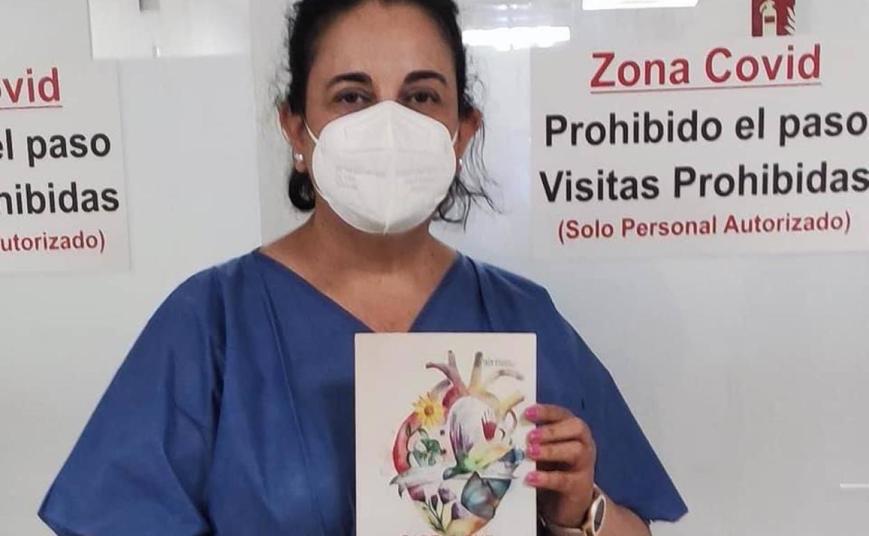 Belén Navarrete, con el libro donde selecciona algunas de las 8.500 cartas que recibieron los pacientes