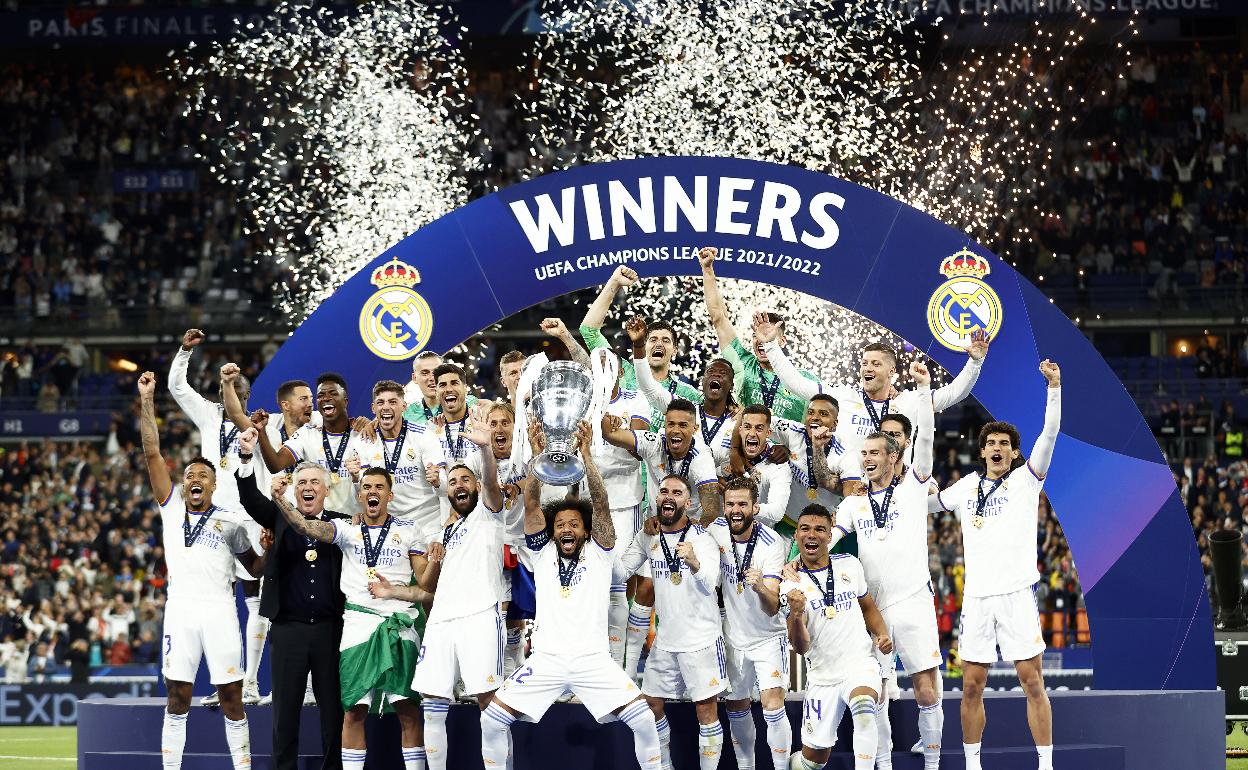 Los jugadores del Real Madrid celebran la conquista de la Copa de Europa en París. 