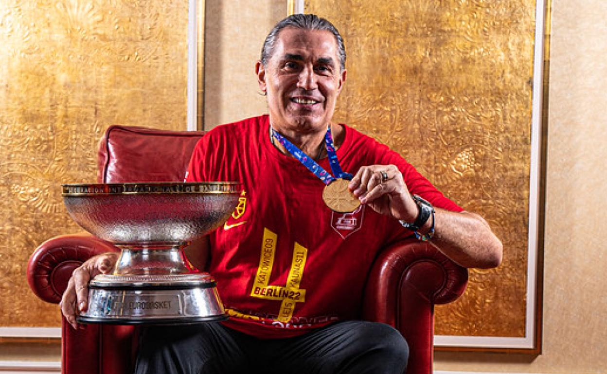 Sergio Scariolo posa con el trofeo de campeón de Europa de baloncesto. 