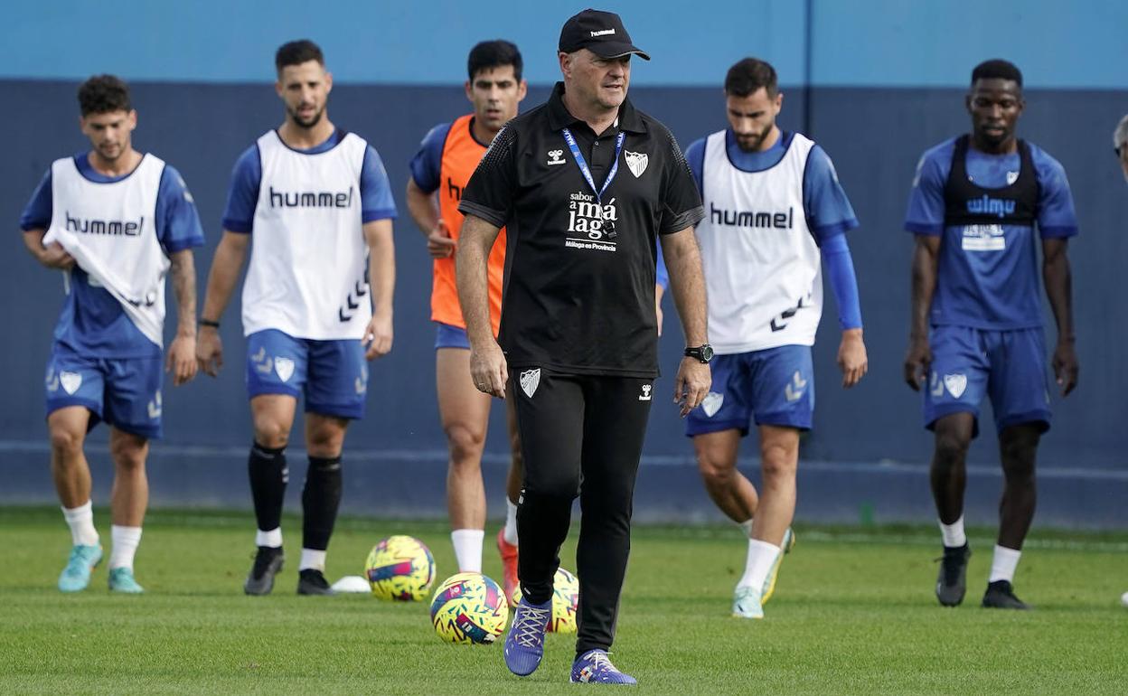 Pepe Mel, al frente de un reciente entrenamiento del Málaga en el Anexo. 