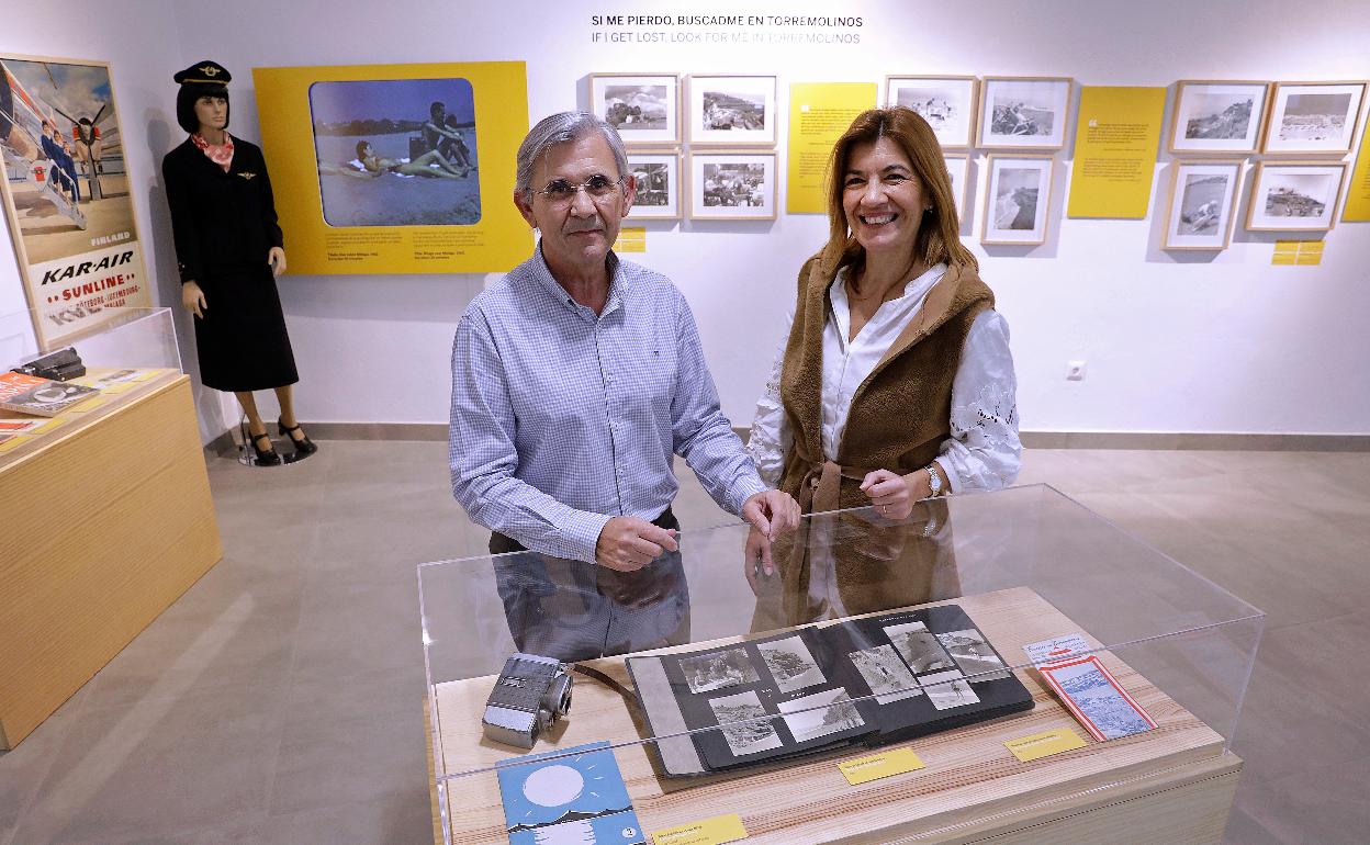 Utrilla y Garrido delante de una pantalla con el primer vídeo de la Costa del Sol. 