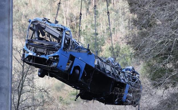 Momento del izado, desde el río Lérez, del autobús que la pasada Nochebuena se accidentó en el puente de Cerdedo-Cotobade.