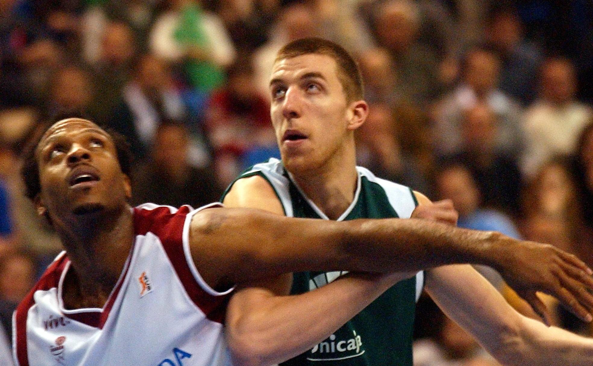 Danya Abrams y Fran Vázquez pugnan por la posición durante el partido en el que el jugador del Unicaja firmó un inmaculado 10/10 en tiros de dos. 