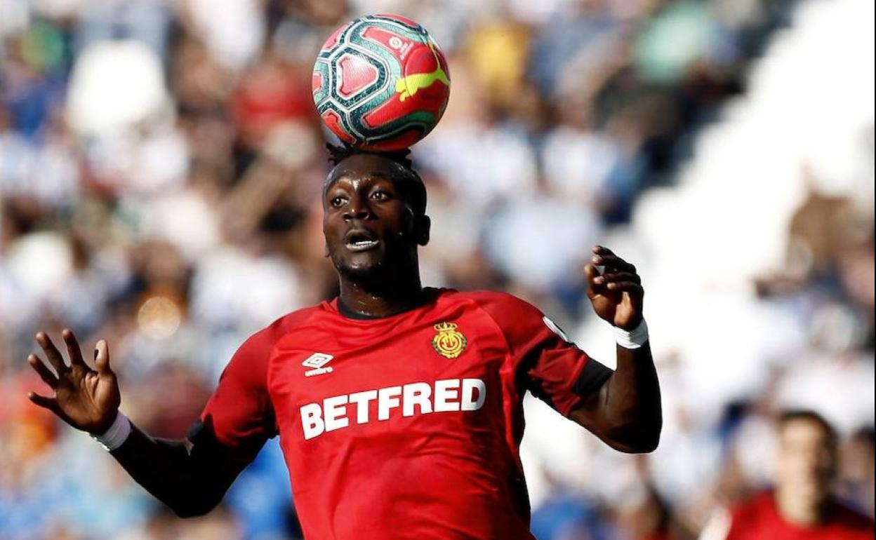 Lago Junior controla el balón durante un partido con el Mallorca. 