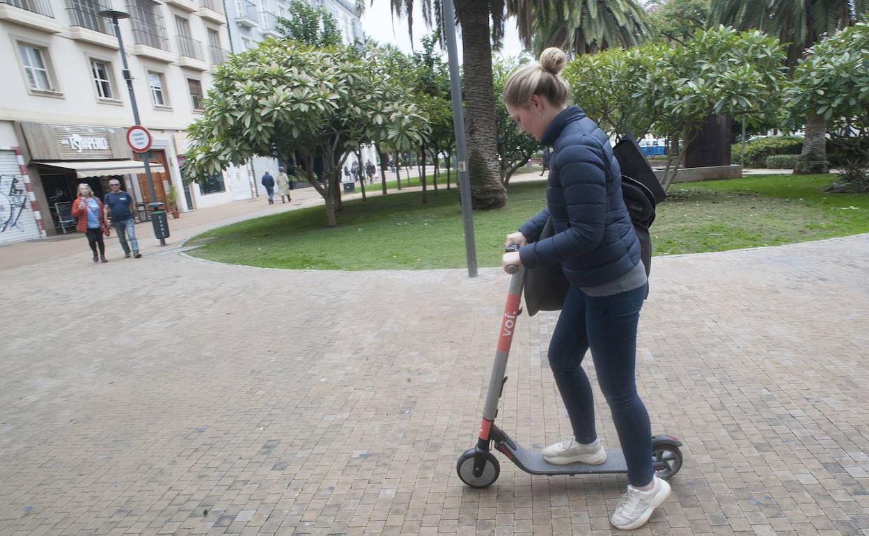 Una usuaria de un patinete de alquiler, en el Centro de Málaga. 
