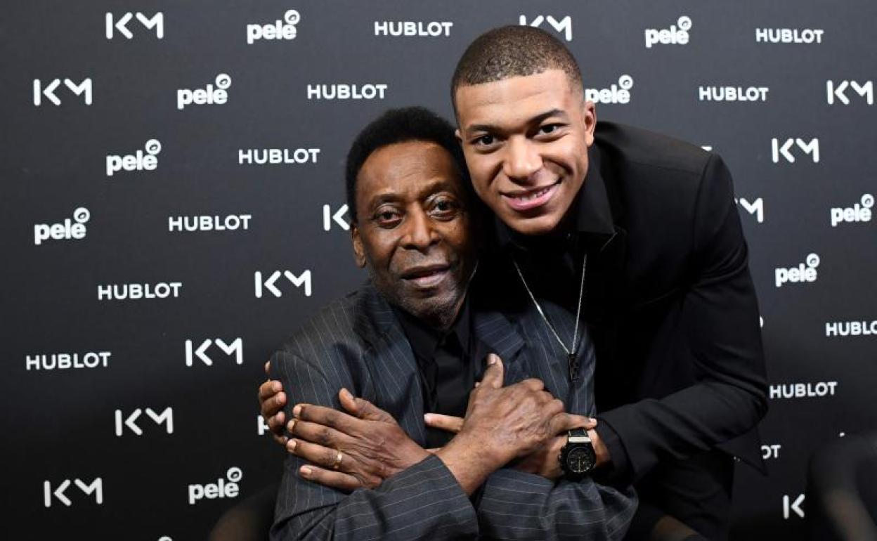 Kylian Mbappé abraza a Pelé en una fotografía tomada en París en 2019. 