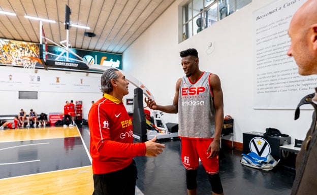 Yankuba Sima charla con Scariolo en la última concentración de la selección. 