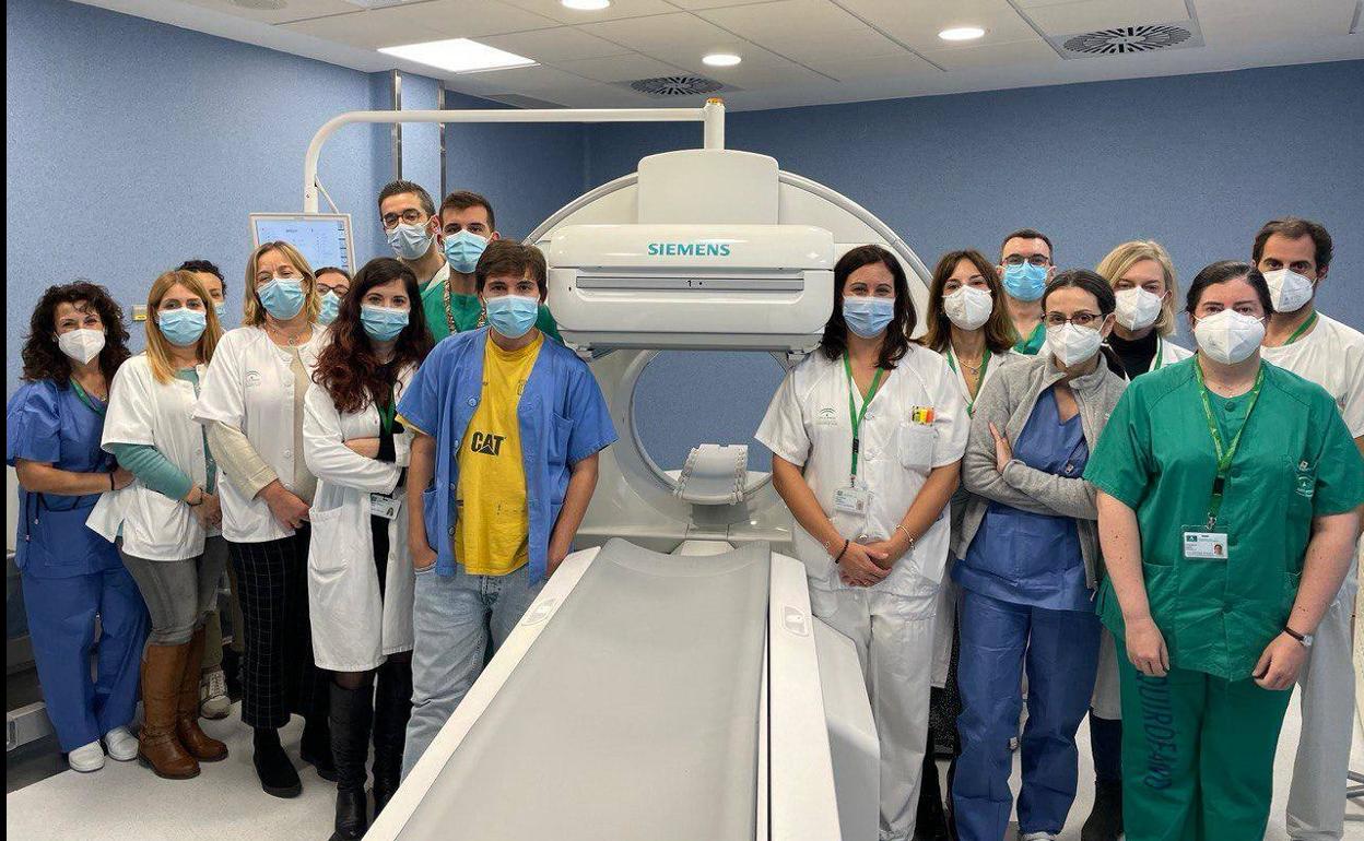 Profesionales del Clínico, con el nuevo equipamiento de medicina nuclear. 