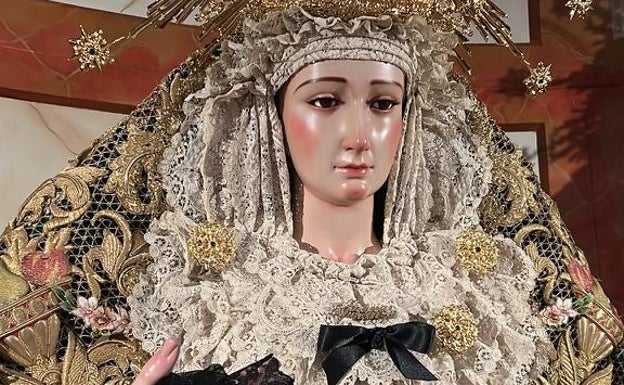 La Virgen de Gracia y Esperanza luce un crespón y un pañuelo negros por la muerte del papa emérito.  