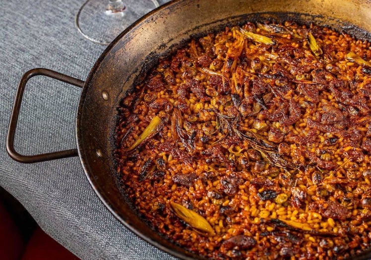 El arroz de pluma, habitas y ajos tiernos es una de sus especialidades.