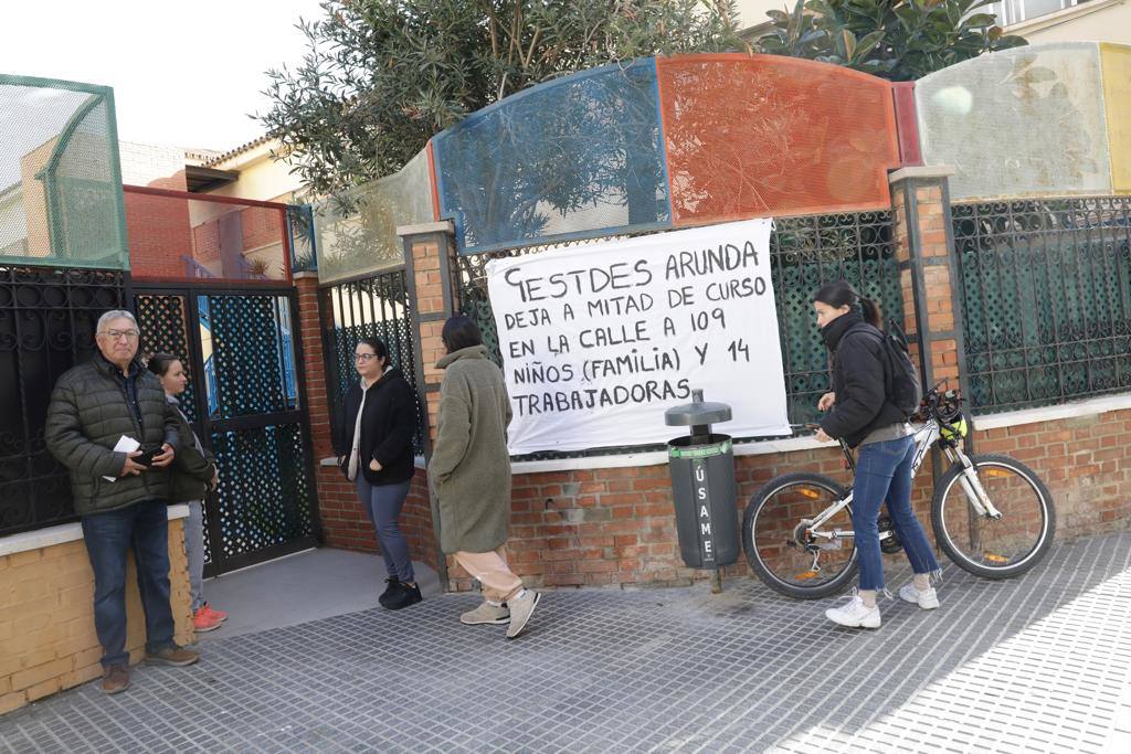 El cierre de una guardería en la barriada de La Paz deja a 109 niños y a 14 trabajadoras en la calle