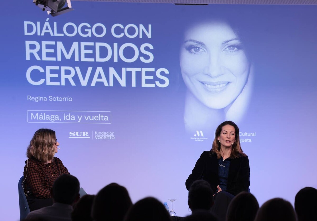 La periodista y codirectora del Aula de Cultura de SUR, Regina Sotorrío, junto a Remedios Cervantes en el ciclo 'Málaga, ida y vuelta'.