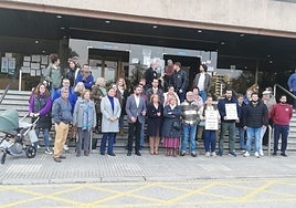 El delegado de Educación, Miguel Briones, informa a las familias del acuerdo alcanzado en la mañana de este martes.