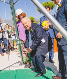 Imagen secundaria 2 - Día de la inauguración del Instituto Yusuf Hamied en Benalmádena (primera); una de las primeras visitas del científico a Cudeca (segunda) y día en el que puso la primera piedra del Instituto (tercera).