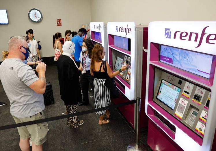 Las máquinas expendedoras de tiques de Renfe tendrán que ser adaptadas.