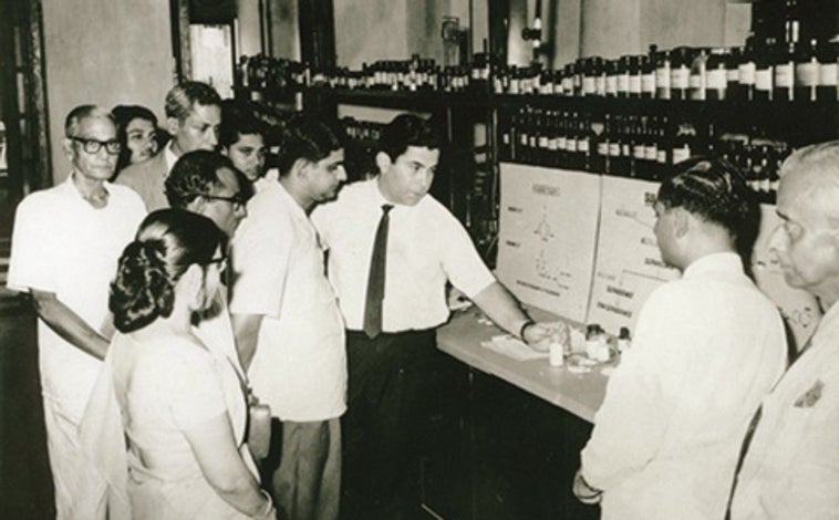 Imagen principal - Hamied, dando instrucciones a trabajadores de CIPLA (primera); Yusuf y sus padres (segunda) y Hamied, recibiendo un galardón de manos del entonces presidente de la India, Abdul Kalam.