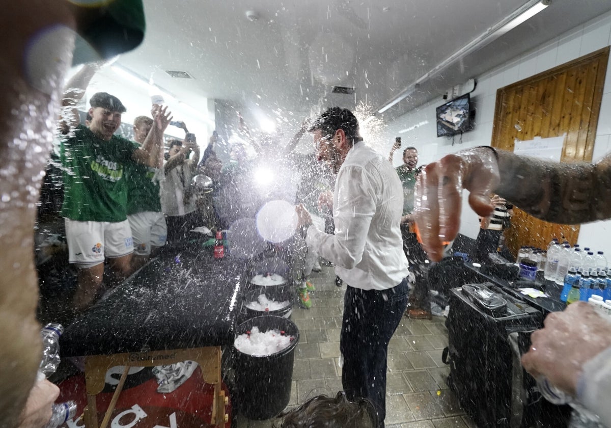 Así fue recibido Ibon Navarro en el vestuario del Unicaja tras ganar la Copa del Rey.