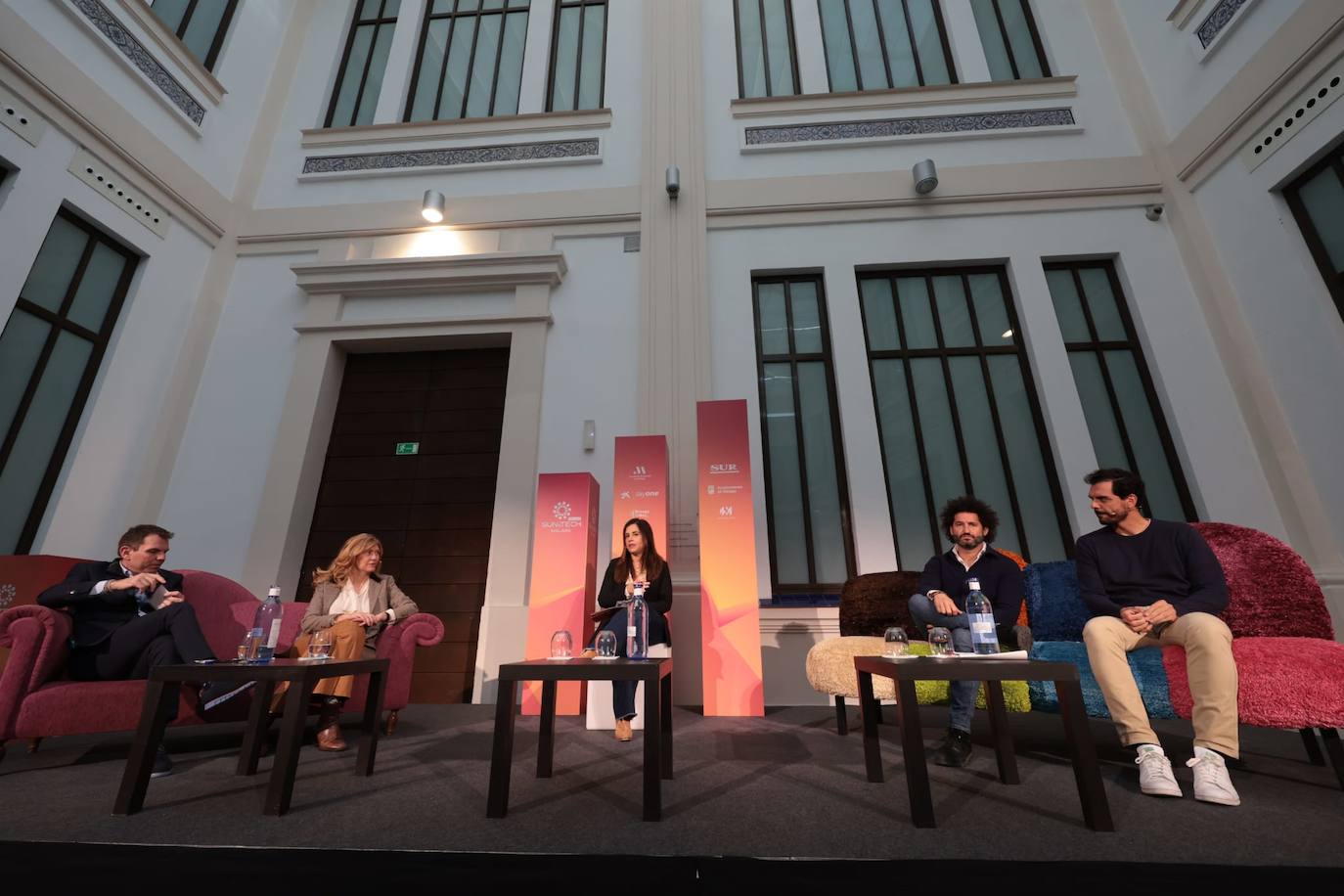 Un momento del coloquio conducido por la periodista de SUR Nuria Triguero con los cuatro inversores y emprendedores congregados por el periódico para analizar la situación de Málaga como destino inversor. 