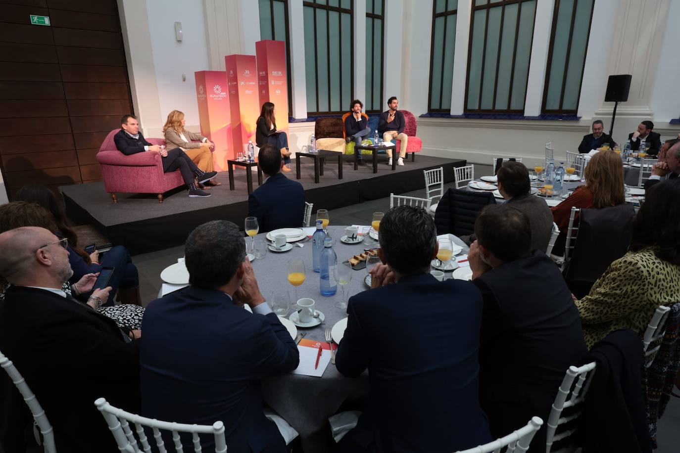 El acto congregó a un nutrido público.