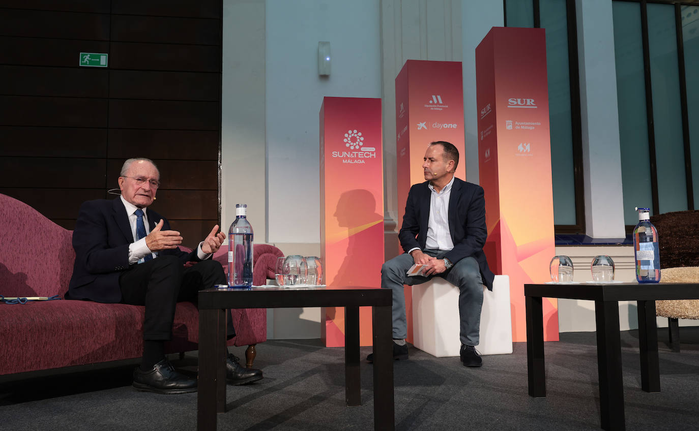 El acto comenzó con una conversación entre el alcalde de Málaga, Francisco de la Torre, y el director de SUR, Manolo Castillo. 