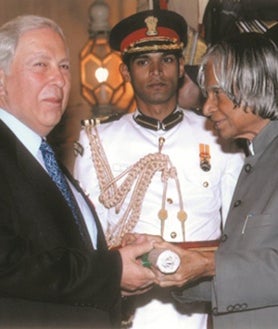 Imagen secundaria 2 - Hamied, dando instrucciones a trabajadores de CIPLA (primera); Yusuf y sus padres (segunda) y Hamied, recibiendo un galardón de manos del entonces presidente de la India, Abdul Kalam.