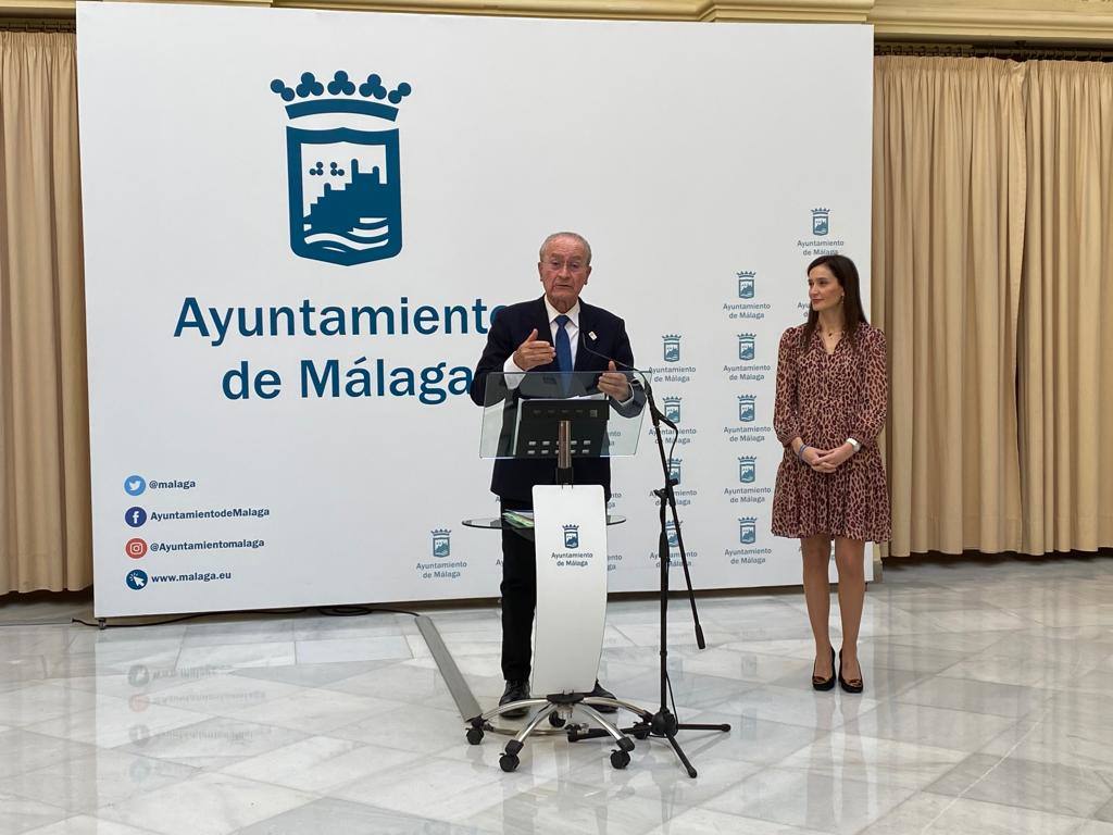 El alcalde, Francisco de la Torre, y la edil Elisa Pérez de Siles, esta mañana