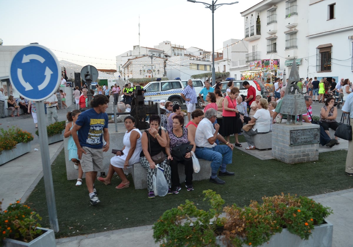 Imagen del casco urbano de Almáchar en una Fiesta del Ajoblanco.