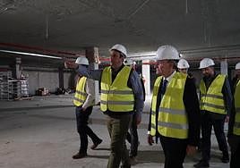 El alcalde, junto al gerente de Smassa, durante la visita a las obras la tarde del martes.