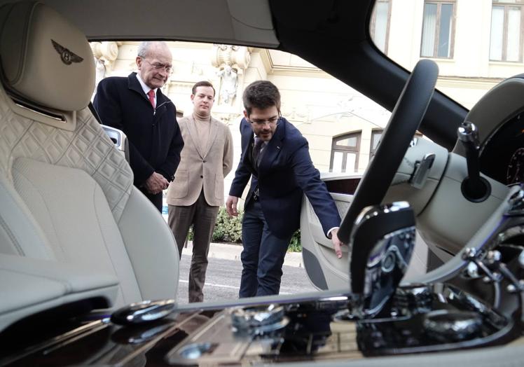 José María le muestra al alcalde de Málaga un Bentley en cuya fabricación participaba