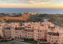 Imagen de la urbanización Parque Victoria, con la autovía al fondo.