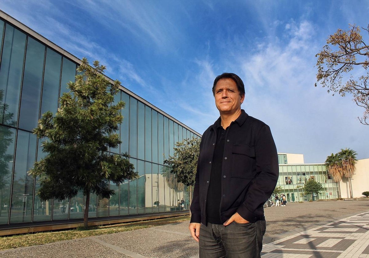 Juan Gavilanes, en la Facultad de Ciencias de la Salud que diseñó para el campus de Teatinos.