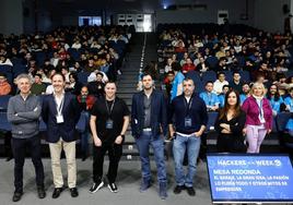 Los participantes en la mesa redonda, en el salón de actos de la Escuela Técnica Superior de Informática