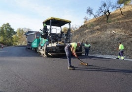 Arreglo del camino de Alozaina, en Coín.