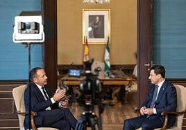 Manuel Castillo y Juanma Moreno, en un momento de la entrevista.