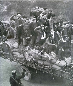 Imagen secundaria 2 - Arriba y abajo a la derecha, dos imágenes de la exposición que puede verse en el museo nerjeño hasta el próximo 29 de marzo, abajo a la izquierda, inauguración de la muestra.