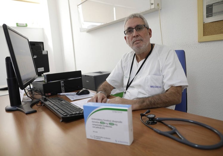 Jesús Santos, médico e investigador responsable de infecciosos del Hospital Clínico