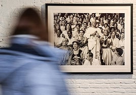 Picasso, en el tendido de una plaza, en una foto de Edward Quinn que se exhibe en el Centro Cultural La Malagueta.