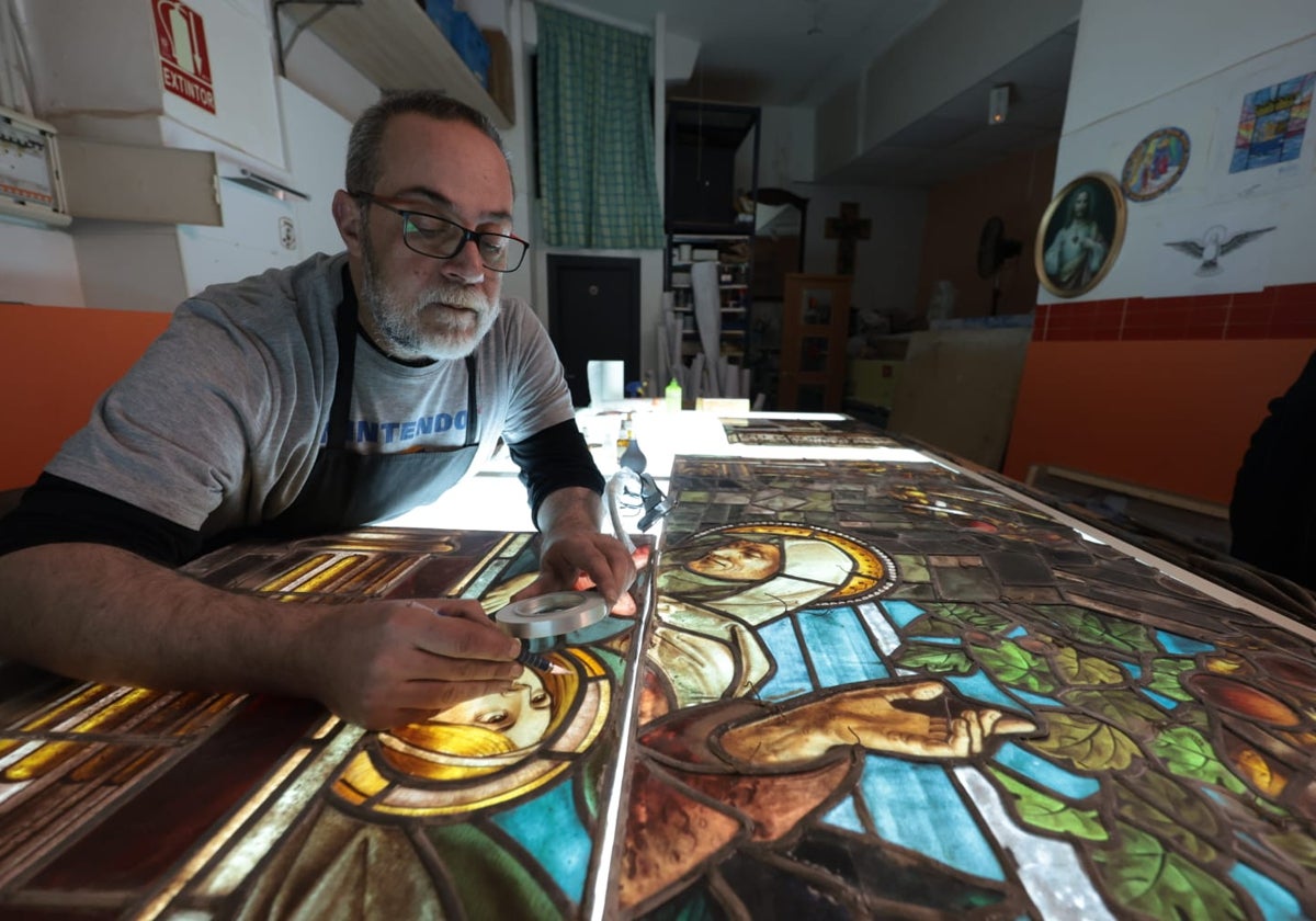 José Luis Camacho analiza una de las piezas en una mesa de luz.