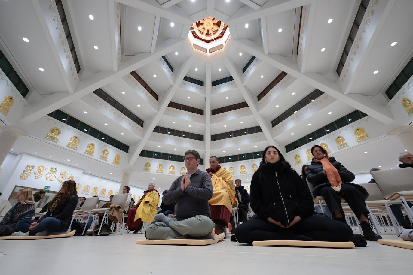 Clase de meditación en el templo, a cargo de la maestra Guen Kelsang Chokga.