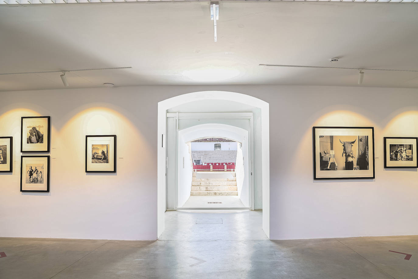 Vista de las fotos de la exposición en el Centro Cultural La Malagueta. 