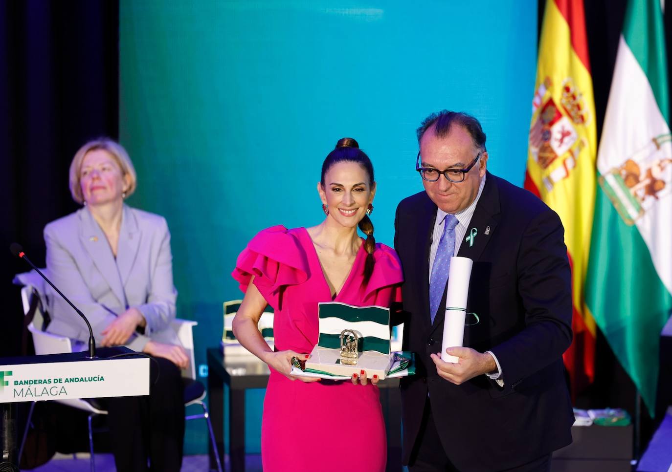 El consejero Arturo Bernal hace entrega de la Bandera de Andalucía de las Artes a la cantante Nuria Fergó. 
