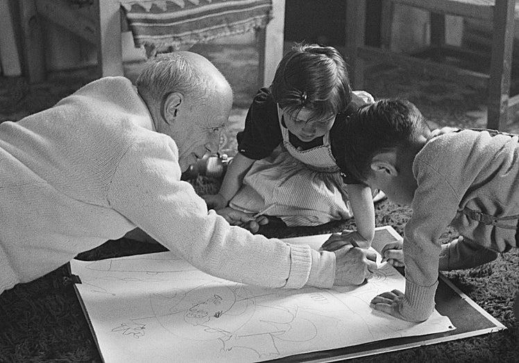 Pablo Picasso, enseñando a pintar a sus hijos Paloma y Claude.