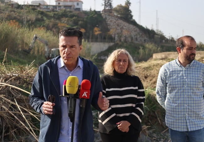 El alcalde torroxeño, en la zona del río, junto a la concejala de Agricultura y un técnico municipal.