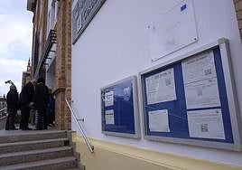 Ciudadanos a las puertas de Gestrisam intentando conseguir una cita previa.