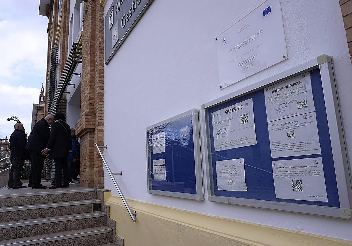 Ciudadanos a las puertas de Gestrisam intentando conseguir una cita previa.