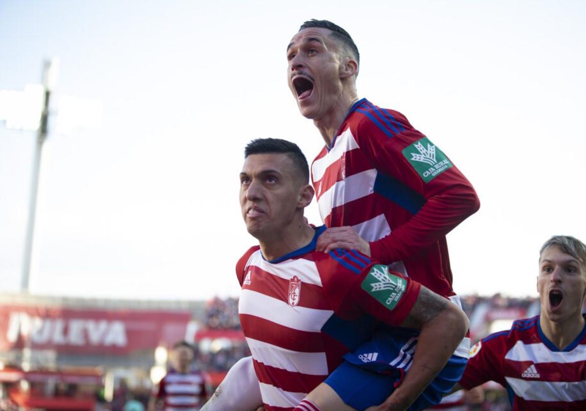 Los jugadores del Granada Myrto Uzuni, máximo goleador de Segunda, y José Callejón, el mejor asistente de la categoría.