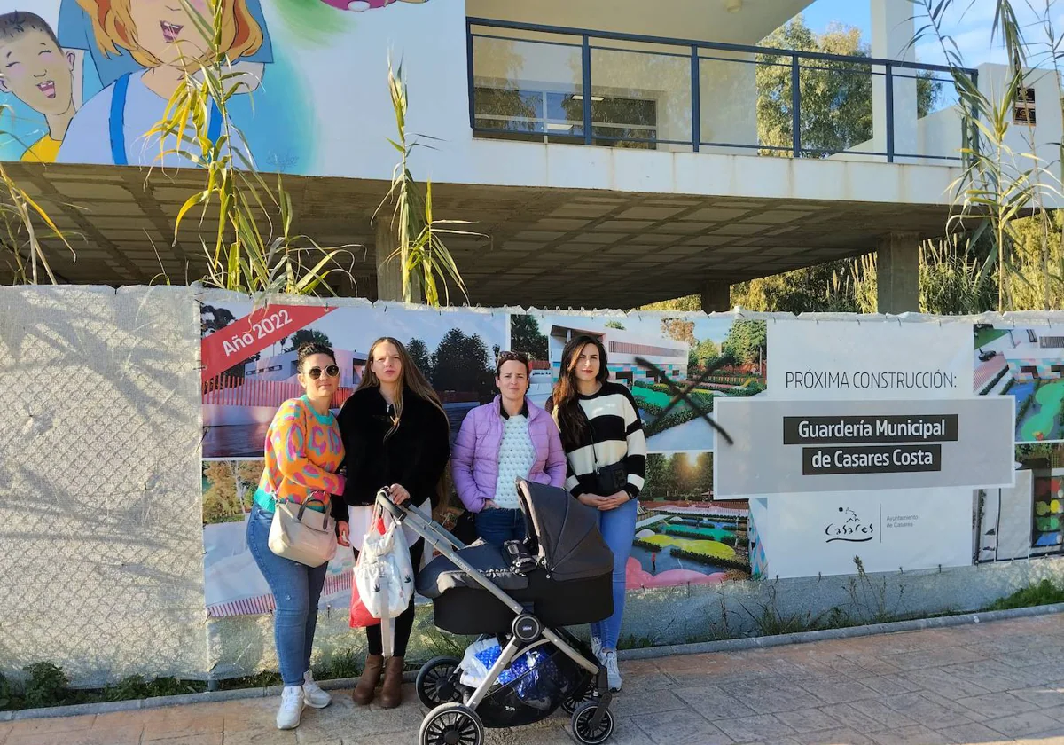 Familias de Casares Costa se manifiestan hoy lunes para reclamar que se equipe la nueva guardería.