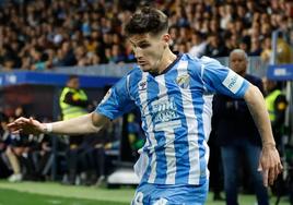 El futbolista del Málaga Cristian Gutiérrez durante una jugada del último partido de Liga contra el Zaragoza en La Rosaleda.