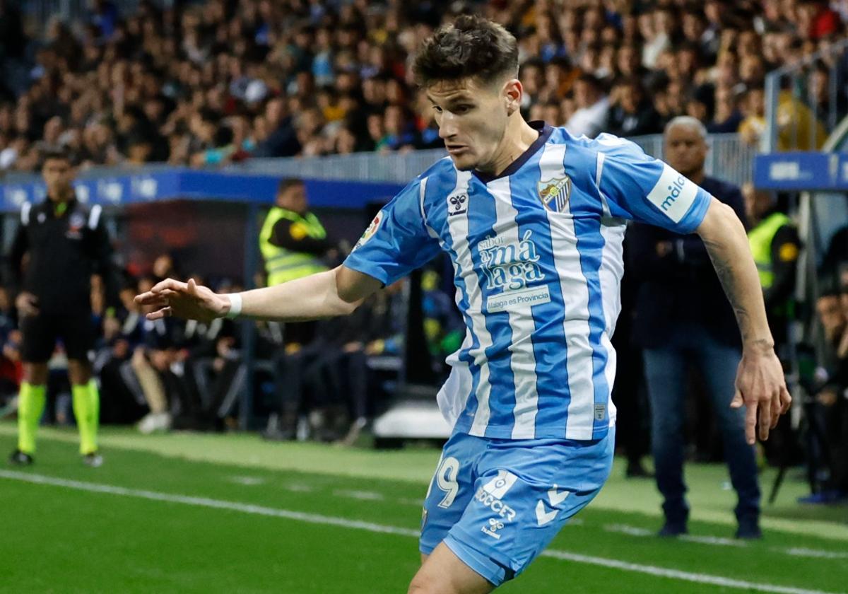 El futbolista del Málaga Cristian Gutiérrez durante una jugada del último partido de Liga contra el Zaragoza en La Rosaleda.