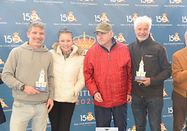 Los dos ganadores de la prueba senior de Snipe, en la entrega de premios, junto a Félix Gancedo (centro).